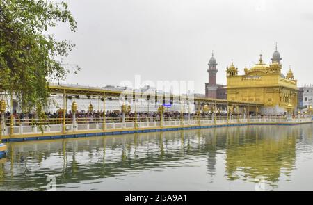 Amritsar, Inde. 21st avril 2022. AMRITSAR, INDE - AVRIL 21 : les dévotés paient l'obéissance à l'occasion du 400th anniversaire de naissance de Guru Teg Bahadur, au Temple d'Or, le 21 avril 2022 à Amritsar, Inde. (Photo par Sameer Sehgal/Hindustan Times/Sipa USA) crédit: SIPA USA/Alay Live News Banque D'Images