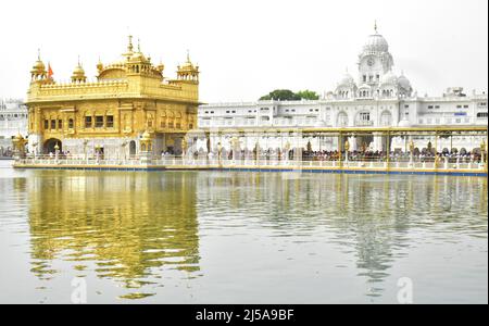 Amritsar, Inde. 21st avril 2022. AMRITSAR, INDE - AVRIL 21 : les dévotés paient l'obéissance à l'occasion du 400th anniversaire de naissance de Guru Teg Bahadur, au Temple d'Or, le 21 avril 2022 à Amritsar, Inde. (Photo par Sameer Sehgal/Hindustan Times/Sipa USA) crédit: SIPA USA/Alay Live News Banque D'Images