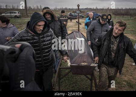 Bucha, Ukraine. 21st avril 2022. Les Palloars portent le cercueil de Volodymyr Rubaylo, 71 ans, au cimetière de Bucha, en Ukraine, le jeudi 21 avril 2022. Rubaylo a été abattu à la tête par des soldats russes lorsqu'il a quitté sa maison pour acheter des cigarettes. Le président russe Vladimir Poutine a revendiqué jeudi un succès à Marioupol, mais a ordonné aux troupes de ne pas prendre la tempête sur une aciérie où les combattants ukrainiens ont continué leur résistance et ont refusé de se rendre. Photo de Ken Cedeno/UPI crédit: UPI/Alay Live News Banque D'Images