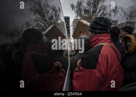 Borodyanka, Ukraine. 21st avril 2022. Des dons alimentaires sont distribués aux victimes de la guerre en Russie à Borodyanka, en Ukraine, le jeudi 21 avril 2022. Le président russe Vladimir Poutine a revendiqué jeudi un succès à Marioupol, mais a ordonné aux troupes de ne pas prendre la tempête sur une aciérie où les combattants ukrainiens ont continué leur résistance et ont refusé de se rendre. Photo de Ken Cedeno/UPI crédit: UPI/Alay Live News Banque D'Images