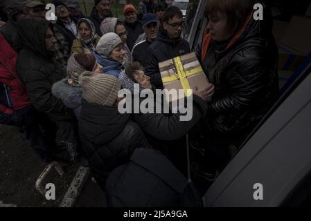 Borodyanka, Ukraine. 21st avril 2022. Des dons alimentaires sont distribués aux victimes de la guerre en Russie à Borodyanka, en Ukraine, le jeudi 21 avril 2022. Le président russe Vladimir Poutine a revendiqué jeudi un succès à Marioupol, mais a ordonné aux troupes de ne pas prendre la tempête sur une aciérie où les combattants ukrainiens ont continué leur résistance et ont refusé de se rendre. Photo de Ken Cedeno/UPI crédit: UPI/Alay Live News Banque D'Images