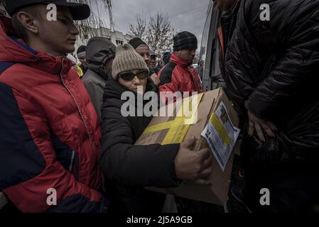 Borodyanka, Ukraine. 21st avril 2022. Des dons alimentaires sont distribués aux victimes de la guerre en Russie à Borodyanka, en Ukraine, le jeudi 21 avril 2022. Le président russe Vladimir Poutine a revendiqué jeudi un succès à Marioupol, mais a ordonné aux troupes de ne pas prendre la tempête sur une aciérie où les combattants ukrainiens ont continué leur résistance et ont refusé de se rendre. Photo de Ken Cedeno/UPI crédit: UPI/Alay Live News Banque D'Images