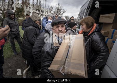 Borodyanka, Ukraine. 21st avril 2022. Des dons alimentaires sont distribués aux victimes de la guerre en Russie à Borodyanka, en Ukraine, le jeudi 21 avril 2022. Le président russe Vladimir Poutine a revendiqué jeudi un succès à Marioupol, mais a ordonné aux troupes de ne pas prendre la tempête sur une aciérie où les combattants ukrainiens ont continué leur résistance et ont refusé de se rendre. Photo de Ken Cedeno/UPI crédit: UPI/Alay Live News Banque D'Images