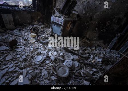 Borodyanka, Ukraine. 21st avril 2022. Une cuisine détruite est vue dans un immeuble d'appartements après avoir été détruite par des tirs de missiles russes à Borodyanka, en Ukraine, le jeudi 21 avril 2022. Le président russe Vladimir Poutine a revendiqué jeudi un succès à Marioupol, mais a ordonné aux troupes de ne pas prendre la tempête sur une aciérie où les combattants ukrainiens ont continué leur résistance et ont refusé de se rendre. Photo de Ken Cedeno/UPI crédit: UPI/Alay Live News Banque D'Images