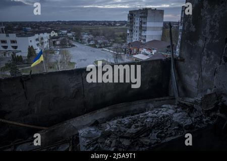 Borodyanka, Ukraine. 21st avril 2022. Un drapeau ukrainien est vu par fenêtre après que des tirs de missiles ont détruit cet immeuble à Borodyanka, en Ukraine, le jeudi 21 avril 2022. Le président russe Vladimir Poutine a revendiqué jeudi un succès à Marioupol, mais a ordonné aux troupes de ne pas prendre la tempête sur une aciérie où les combattants ukrainiens ont continué leur résistance et ont refusé de se rendre. Photo de Ken Cedeno/UPI crédit: UPI/Alay Live News Banque D'Images