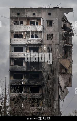 Borodyanka, Ukraine. 21st avril 2022. Les bâtiments détruits sont considérés comme le résultat de la guerre russe contre l'Ukraine à Borodyanka, en Ukraine, le jeudi 21 avril 2022. Le président russe Vladimir Poutine a revendiqué jeudi un succès à Marioupol, mais a ordonné aux troupes de ne pas prendre la tempête sur une aciérie où les combattants ukrainiens ont continué leur résistance et ont refusé de se rendre. Photo de Ken Cedeno/UPI crédit: UPI/Alay Live News Banque D'Images