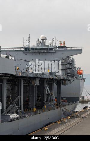 Un hélicoptère Seahawk SH-60 de la Marine américaine affecté à l'escadron de combat en mer de l'hélicoptère 25 atterrit sur l'USS Miguel Keith (ESB-5) à la station aérienne du corps des Marines Iwakuni, le 18 avril 2022. Avec une installation portuaire biologique et servant d'hôte à la Marine Aircraft Wing 12, à la Carrier Air Wing Five et à la Fleet Air Wing 31, le MCAS Iwakuni est le seul à offrir une intégration navale avancée à l'appui de la sécurité régionale et de l'alliance américano-japonaise. (É.-U. Photo du corps marin par Cpl. Darien Wright) Banque D'Images