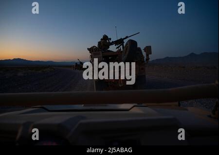 Les contrôleurs d'attaque du terminal interarmées de la Force aérienne des États-Unis affectés à l'escadron d'armes 66th et aux bérets verts de l'Armée des États-Unis du 1st Groupe des forces spéciales (aéroporté) conduisent l'entraînement des forces conjointes sur le champ d'essai et d'entraînement du Nevada à la base aérienne de Nellis, Nevada, le 13 avril 2022. Le SPF 1st (A) est conçu pour déployer et exécuter neuf missions doctrinales dans la zone d'opérations du Commandement Indo-Pacifique. (É.-U. Photo de la Force aérienne par le premier Airman Zachary Rufus) Banque D'Images