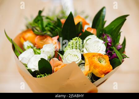 Bouquet de fleurs en papier artisanal. Bouquet luxuriant de roses. Banque D'Images