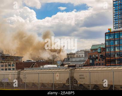 Grand feu au centre-ville de Vancouver. Plus de 70 pompiers ont éteint un grand incendie d'Hotel Winters à Gastown, vieux de 115 ans brique mixte-usage Banque D'Images