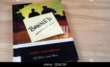 Une copie de l'ouvrage de MICE and Men de John Steinbeck, qui se trouve sur les listes de livres interdites de certaines écoles. Banque D'Images