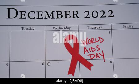 Journée mondiale du SIDA sur un calendrier avec un ruban rouge sur 1 décembre 2022. Banque D'Images