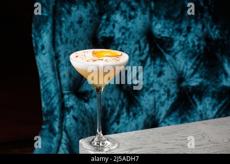 Cocktail maison Pisco sour. Sour Whiskey en verre coupé avec glace sur fond gris. Vue de dessus, espace de copie. Publicité pour café. Menu de la barre Banque D'Images