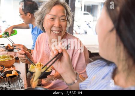 Bonne mère et famille dînant et célébrant la fête des mères au restaurant Banque D'Images