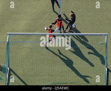 Hambourg, Allemagne.28th janvier 2022.Les enfants jouent au football sur un terrain de gazon artificiel.Credit: Marcus Brandt/dpa/Alay Live News Banque D'Images