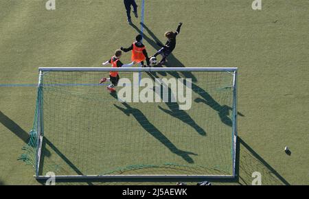 Hambourg, Allemagne.28th janvier 2022.Les enfants jouent au football sur un terrain de gazon artificiel.Credit: Marcus Brandt/dpa/Alay Live News Banque D'Images