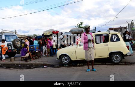 Un taxi Renault 4 à Antananarivo, Madagascar. Banque D'Images