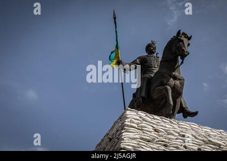 Kharkiv, Ukraine. 19th avril 2022. Une statue du cosaque Rider, 'Kharkiv' qui selon la légende a fondé Kharkiv, est photographiée à moitié recouverte de sacs de sable pour éviter les dommages causés par les bombardements russes. La Russie a remis ses troupes en service et concentré l'offensive sur la partie orientale de l'Ukraine. La deuxième plus grande ville d'Ukraine, Kharkiv, est maintenant constamment menacée par les bombardements et les frappes aériennes russes. Crédit : SOPA Images Limited/Alamy Live News Banque D'Images