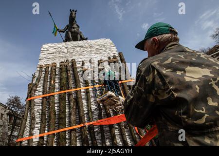 Kharkiv, Ukraine. 19th avril 2022. Un ouvrier qui demande de couvrir la statue du cavalier cosaque, 'Kharkiv' qui, selon la légende a fondé Kharkiv, pour empêcher les dommages causés par les bombardements russes, dans le centre de Kharkiv, Ukraine, le mardi 19 avril 2022.la Russie a réapprovisionné ses troupes et concentré l'offensive sur la partie orientale de l'Ukraine. La deuxième plus grande ville d'Ukraine, Kharkiv, est maintenant constamment menacée par les bombardements et les frappes aériennes russes. (Photo par Alex Chan TSZ Yuk/SOPA Images/Sipa USA) crédit: SIPA USA/Alay Live News Banque D'Images