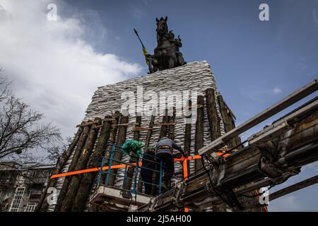 Kharkiv, Ukraine. 19th avril 2022. Une statue du cosaque Rider, 'Kharkiv' qui, selon la légende a fondé Kharkiv, était recouvert par des travailleurs utilisant des sacs de sable pour prévenir les dommages causés par les bombardements russes, dans le centre de Kharkiv, en Ukraine, le mardi 19 avril 2022. La Russie a remis ses troupes en service et concentré l'offensive sur la partie orientale de l'Ukraine. La deuxième plus grande ville d'Ukraine, Kharkiv, est maintenant constamment menacée par les bombardements et les frappes aériennes russes. (Photo par Alex Chan TSZ Yuk/SOPA Images/Sipa USA) crédit: SIPA USA/Alay Live News Banque D'Images