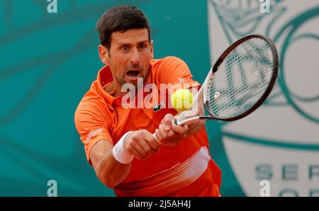 Belgrade, Serbie. 21st avril 2022. Le Novak Djokovic de Serbie retourne le ballon lors du match des célibataires hommes contre Miomir Kecmanovic de Serbie lors du tournoi de la série ATP 250 de Serbie Open à Belgrade, Serbie, le 21 avril 2022. Crédit: Predrag Milosavljevic/Xinhua/Alay Live News Banque D'Images