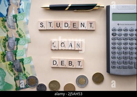 Calgary (Alberta) - le 21 avril 2022 : concept de la dette de Sutdent avec le dollar canadien comme contexte. Banque D'Images