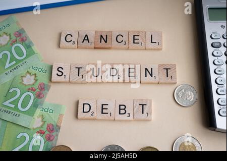Calgary (Alberta) - le 21 avril 2022 : concept de la dette de Sutdent avec le dollar canadien comme contexte. Banque D'Images