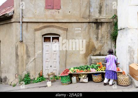 Un vendeur de légumes à Antananarivo, Madagascar. Banque D'Images