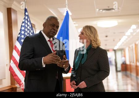 Arlington, États-Unis d'Amérique. 21st avril 2022. Arlington, États-Unis d'Amérique. 21 avril 2022. Le secrétaire américain à la Défense Lloyd J. Austin III, à gauche, s'entretient avec la ministre tchèque de la Défense Jana Cernochova avant les discussions bilatérales au Pentagone, le 21 avril 2022 à Arlington, en Virginie. Crédit : SSTGT. Brittany Chase/DOD/Alamy Live News Banque D'Images