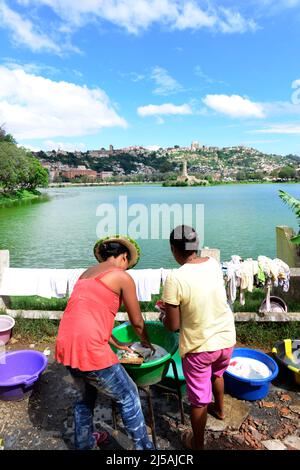 Les femmes malgaches lavent des vêtements près du lac Anosy à Antananarivo, Madagascar. Banque D'Images