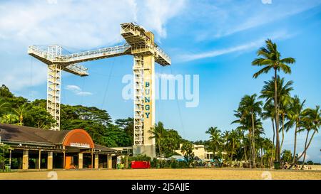 Saut à l'élastique au large de la tour de 50 mètres du Skypark Sentosa Bungy à Singapour. Banque D'Images