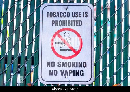 Il est interdit de fumer pas de panneau de vapotage à San Francisco, en Californie. Gros plan d'une signalisation « non fumeur » sur une clôture en maille de métal avec intimité Banque D'Images