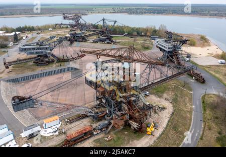 Ferropolis, Allemagne. 21st avril 2022. 21 avril 2022, Saxe-Anhalt, Gräfenhainichen: Le travail final sur la nouvelle plate-forme d'observation et l'ascenseur de verre associé est en cours dans la ville de la carrière de Ferropolis. L'ouverture officielle de la plate-forme sur le toit du carter moteur de l'épandeur, nommée Medusa, est prévue pour le 6 mai. La rénovation et la reconstruction auraient coûté plus de 1,2 millions d'euros. Dans l'arène Ferropolis, également connue sous le nom de ville de fer, trois excavatrices à ciel ouvert disused et deux camions d'épandage ont servi de toile de fond pour les concerts depuis l'exposition universelle Expo 2000. Banque D'Images