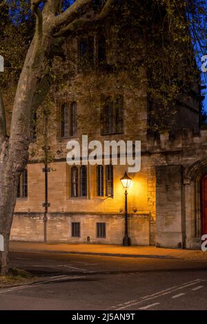 Feu de rue devant le St John's College, St Giles, tôt le matin avant l'aube. Oxford, Oxfordshire, Angleterre Banque D'Images