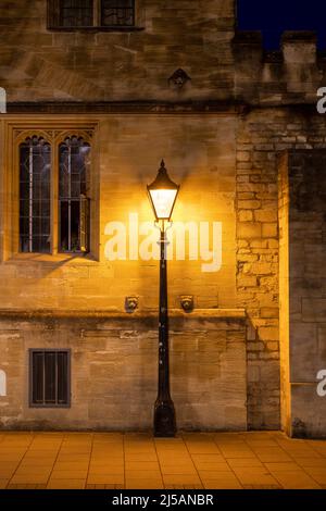 Feu de rue devant le St John's College, St Giles, tôt le matin avant l'aube. Oxford, Oxfordshire, Angleterre Banque D'Images