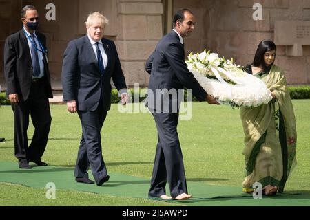 Le Premier ministre Boris Johnson assiste au mémorial de Gandhi à Raj Ghat à New Delhi où il a déposé une couronne en hommage à feu le leader indien. Le premier ministre est en visite de deux jours en Inde. Date de la photo: Vendredi 22 avril 2022. Banque D'Images