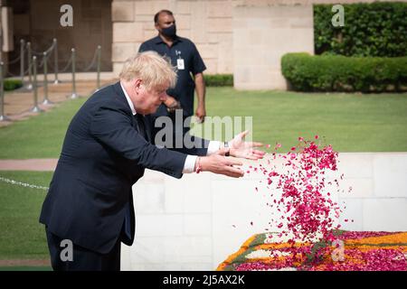 Le Premier ministre Boris Johnson assiste au mémorial de Gandhi à Raj Ghat à New Delhi où il a déposé une couronne en hommage à feu le leader indien. Le premier ministre est en visite de deux jours en Inde. Date de la photo: Vendredi 22 avril 2022. Banque D'Images