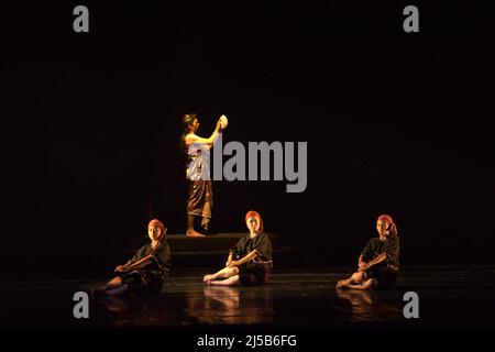 Représentation théâtrale de danse intitulée 'Perempuan Rusuk Dua' (femme avec deux côtes) par le chorégraphe Lalu Suryadi Mulawarman et Sak Sak Dance production à Galeri Kesenian Jakarta le 15 juin 2011 à Jakarta, Indonésie. Le spectacle faisait partie du Festival d'anniversaire de Jakarta IX, un événement annuel pour célébrer l'anniversaire de la ville de Jakarta qui est commémoré le 22 juin. Banque D'Images