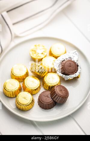 Pralines au chocolat emballées. Bonbons au chocolat sur une assiette. Banque D'Images