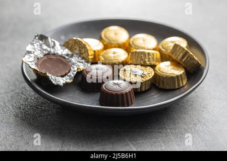 Pralines au chocolat emballées. Bonbons au chocolat sur une assiette. Banque D'Images