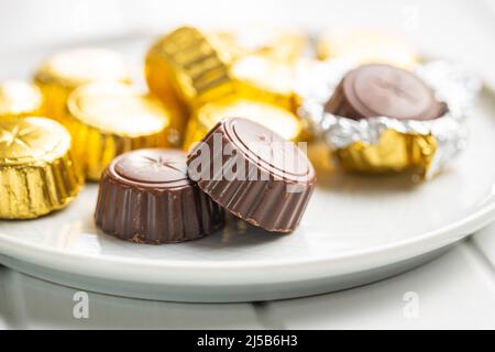 Pralines au chocolat emballées. Bonbons au chocolat sur une assiette. Banque D'Images