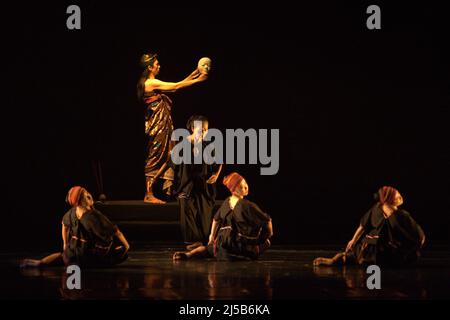 Représentation théâtrale de danse intitulée 'Perempuan Rusuk Dua' (femme avec deux côtes) par le chorégraphe Lalu Suryadi Mulawarman et Sak Sak Dance production à Galeri Kesenian Jakarta le 15 juin 2011 à Jakarta, Indonésie. Le spectacle faisait partie du Festival d'anniversaire de Jakarta IX, un événement annuel pour célébrer l'anniversaire de la ville de Jakarta qui est commémoré le 22 juin. Banque D'Images