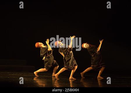 Représentation théâtrale de danse intitulée 'Perempuan Rusuk Dua' (femme avec deux côtes) par le chorégraphe Lalu Suryadi Mulawarman et Sak Sak Dance production à Galeri Kesenian Jakarta on 15 juin 2011 à Jakarta, Indonésie. Le spectacle faisait partie du Festival d'anniversaire de Jakarta IX, un événement annuel pour célébrer l'anniversaire de la ville de Jakarta qui est commémoré à 22 juin. Banque D'Images