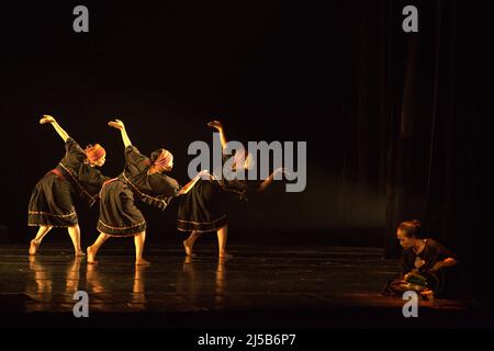 Représentation théâtrale de danse intitulée 'Perempuan Rusuk Dua' (femme avec deux côtes) par le chorégraphe Lalu Suryadi Mulawarman et Sak Sak Dance production à Galeri Kesenian Jakarta on 15 juin 2011 à Jakarta, Indonésie. Le spectacle faisait partie du Festival d'anniversaire de Jakarta IX, un événement annuel pour célébrer l'anniversaire de la ville de Jakarta qui est commémoré à 22 juin. Banque D'Images