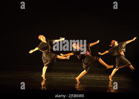 Représentation théâtrale de danse intitulée 'Perempuan Rusuk Dua' (femme avec deux côtes) par le chorégraphe Lalu Suryadi Mulawarman et Sak Sak Dance production à Galeri Kesenian Jakarta on 15 juin 2011 à Jakarta, Indonésie. Le spectacle faisait partie du Festival d'anniversaire de Jakarta IX, un événement annuel pour célébrer l'anniversaire de la ville de Jakarta qui est commémoré à 22 juin. Banque D'Images