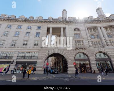 Londres, Grand Londres, Angleterre, avril 09 2022 : en regardant vers l'arche d'Air Street depuis Regent Street, un taxi attend à l'intersection. Banque D'Images