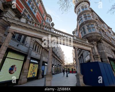 Londres, Grand Londres, Angleterre, avril 09 2022 : l'avenue sicilienne, une parade piétonne dans la région de Bloomsbury. Banque D'Images