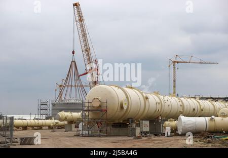 Leuna, Allemagne. 20th avril 2022. Plusieurs colonnes de distillation, la plus grande avec une hauteur future de 60 mètres, sont en cours de préparation pour l'installation sur le site de construction de la nouvelle bioraffinerie UPM. À partir de 2023, la société finlandaise prévoit produire des matières premières chimiques à base de bois pour l'emballage, les pièces de voiture et les semelles de chaussures. Un investissement de 550 millions d'euros sera réalisé à cette fin, et 220 000 tonnes métriques de produits seront fabriquées chaque année. Credit: Jan Woitas/dpa/Alay Live News Banque D'Images