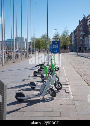 Anvers, Belgique, le 17 avril 2020, partagent des scooters dans la ville d'Anvers dans une zone de dépôt Banque D'Images