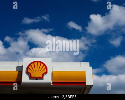 Logo Royal Dutch Shell face au ciel bleu, en Allemagne, à la suite de l'agression russe en Ukraine, les prix du carburant automobile ont fortement augmenté. Banque D'Images